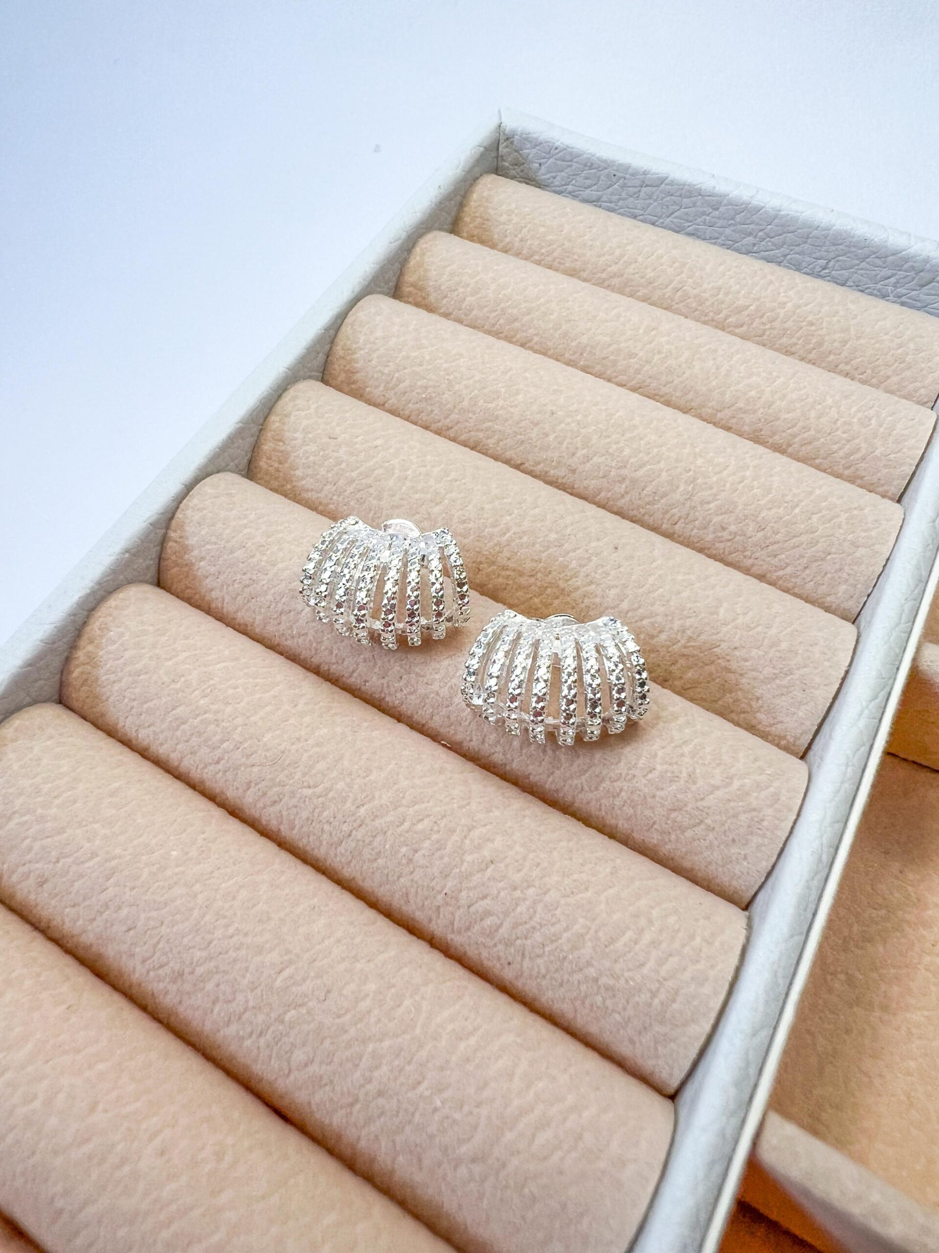 Brinco Concha Cravejado