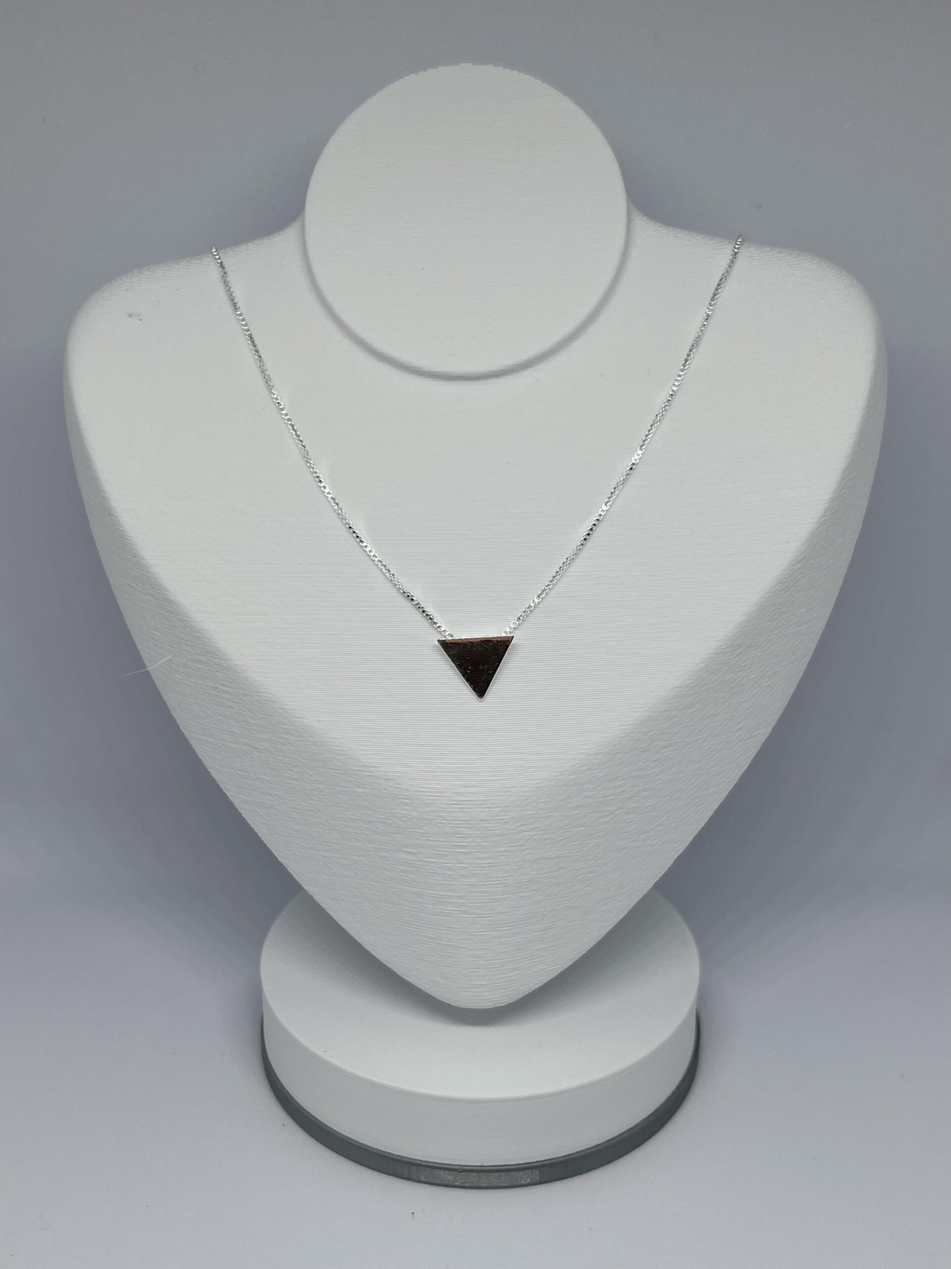 Colar Triangulo Minimalista