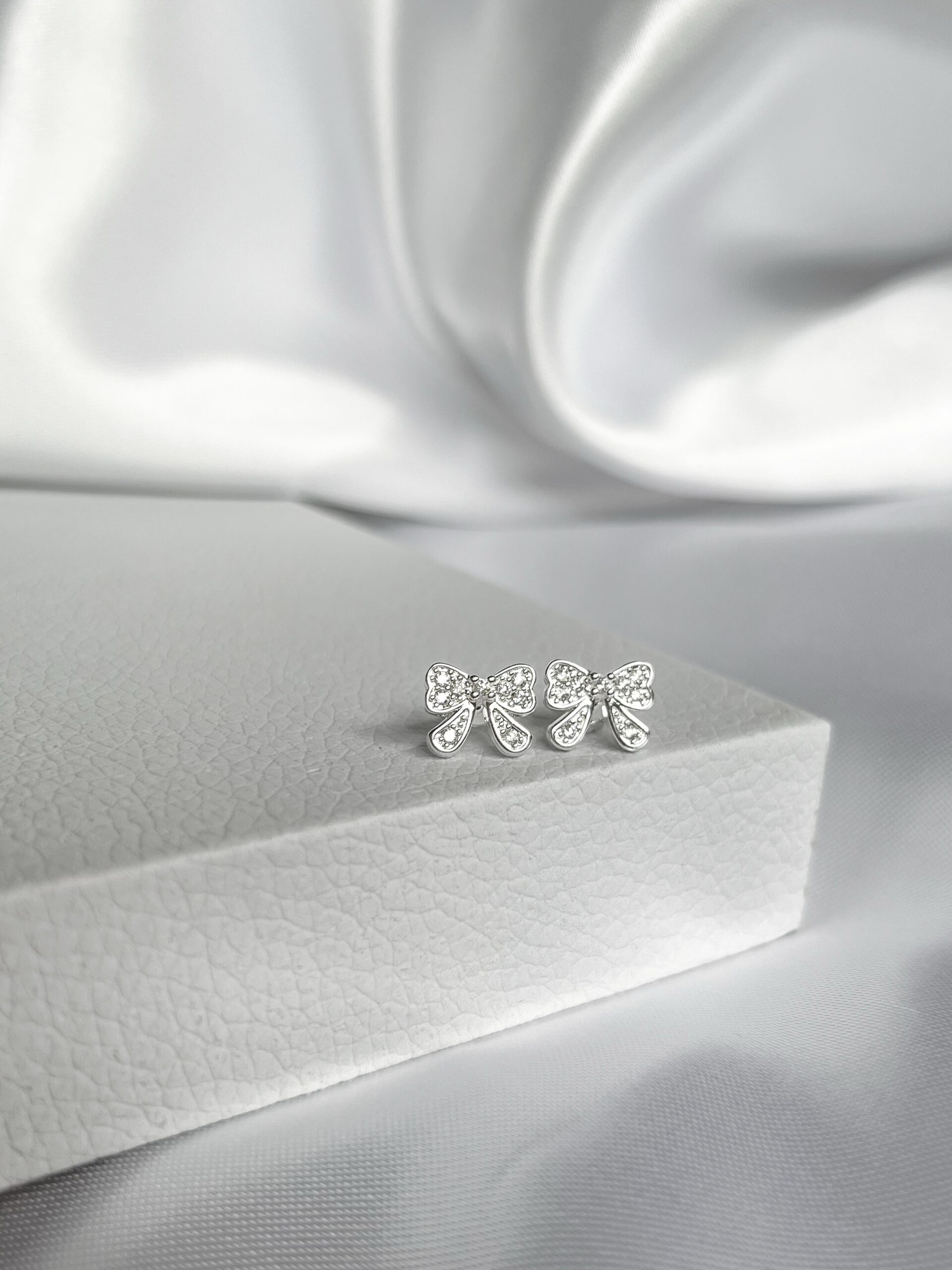 Brinco  Laço Cravejado